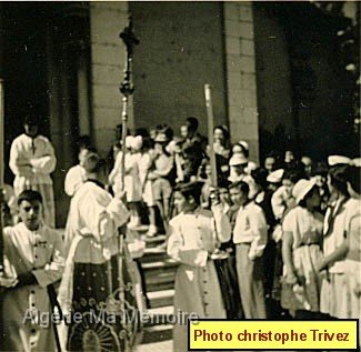 IMG 4 bis.jpg - Procession religieuse dans le village (photo Christophe Trivez)