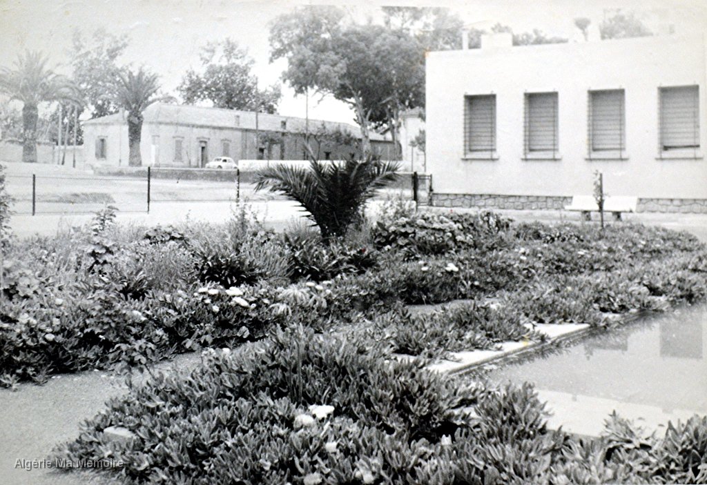 Jardin devant nouvelle mairie.jpg - Les jardins devant la nouvelle Mairie
