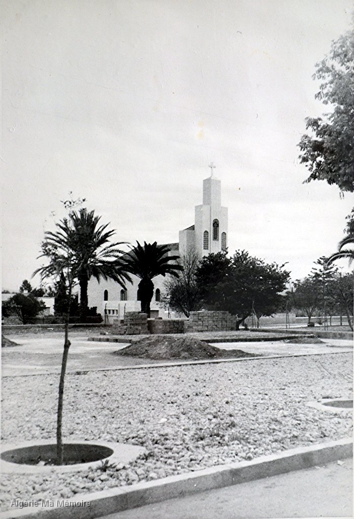 L eglise et la place.jpg - L'église et le parc en construction
