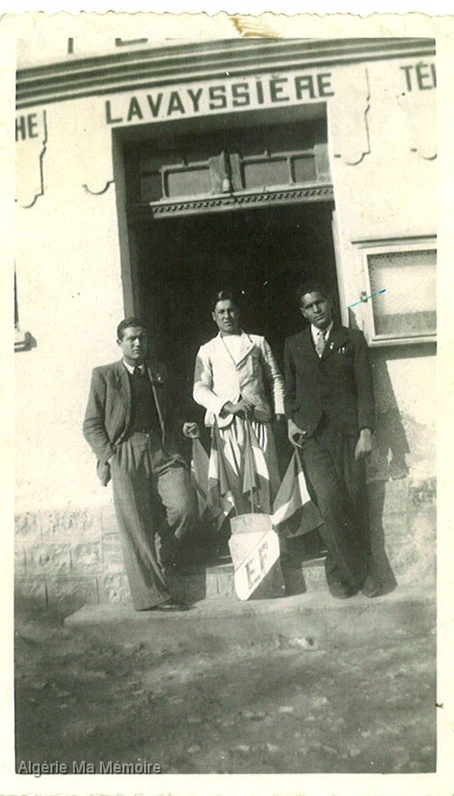 La poste et rene Martin.jpg - La poste avec à gauche René Martin, premier receveur