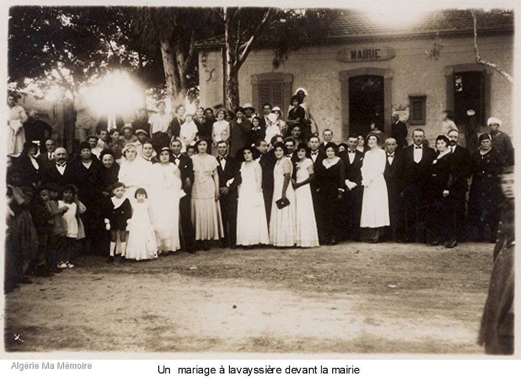 Un mariage a Lavayssiere.jpg - Un mariage à Lavayssière davant la Mairie, fin XIXe ou début XXe siècle