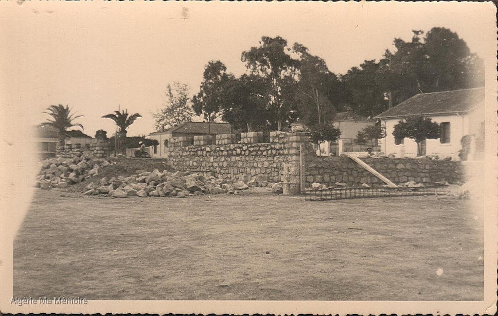 mairie en construction.jpg - Construction de la future Mairie, fin année 1950