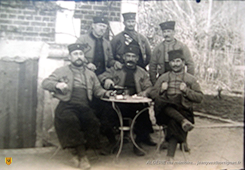 DSCN0782.JPG - Assis à l'extrême droite, Jean-Pierre Portalès pendant ses classes.