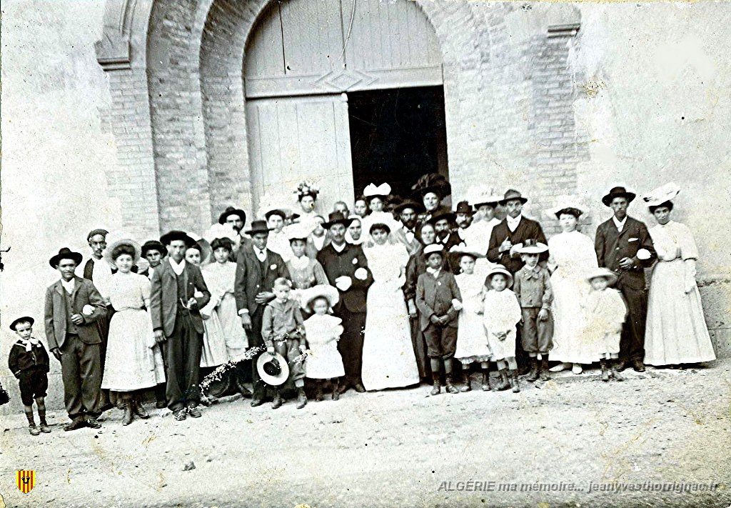 mariage Therese et J Pierre Portales 001.jpg - Mariage devant l'église d' Hennaya (Tlemcen) de Jean-Pierre Portalès et de Thérèse Serrano