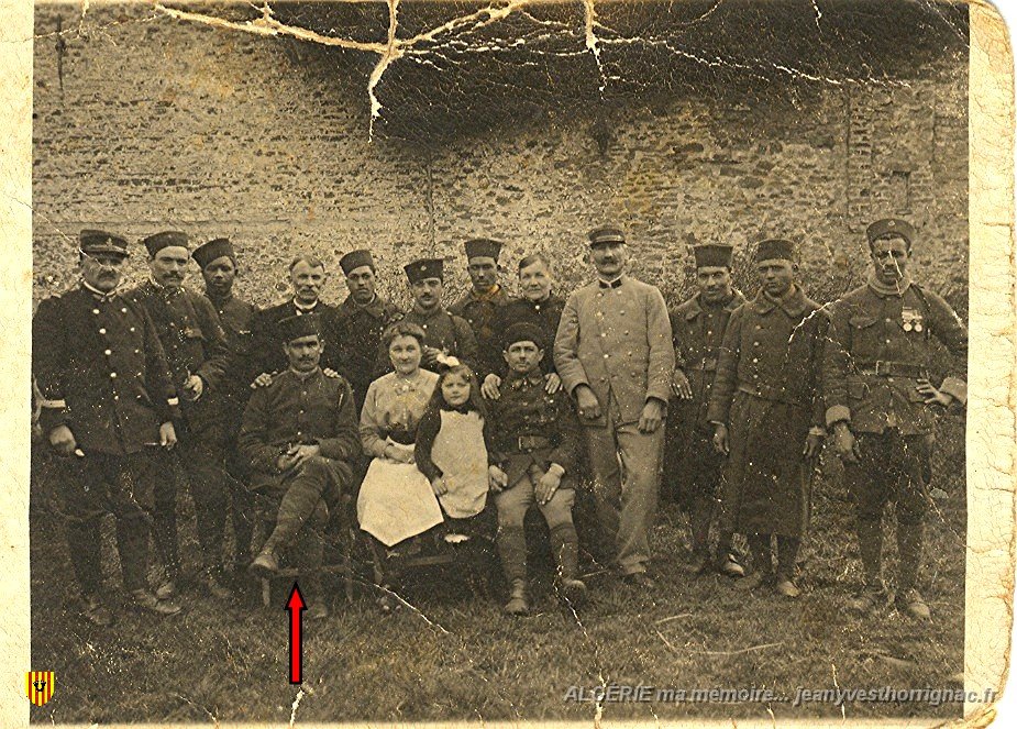 Victor Serrano a l armee bis.jpg - Victor Serrano (flèche) pendant la guerre 1914-1918. Il était incorporé dans le 2ème Tirailleurs Algériens, 9ème Compagnie.