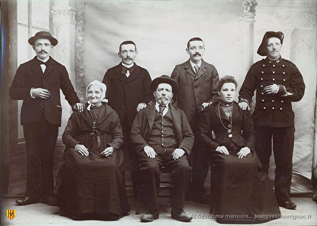 famille Silvestre 001.jpg - Famille SilvestreDebout, de gauche à droite : Baptistin, Antoine (père de Raymonde), Jean et JulesAssis, de gauche à droite : Agathe Faure-Brac (grand-mère de Raymonde), Jérôme (grand-père de Raymonde) et Julie