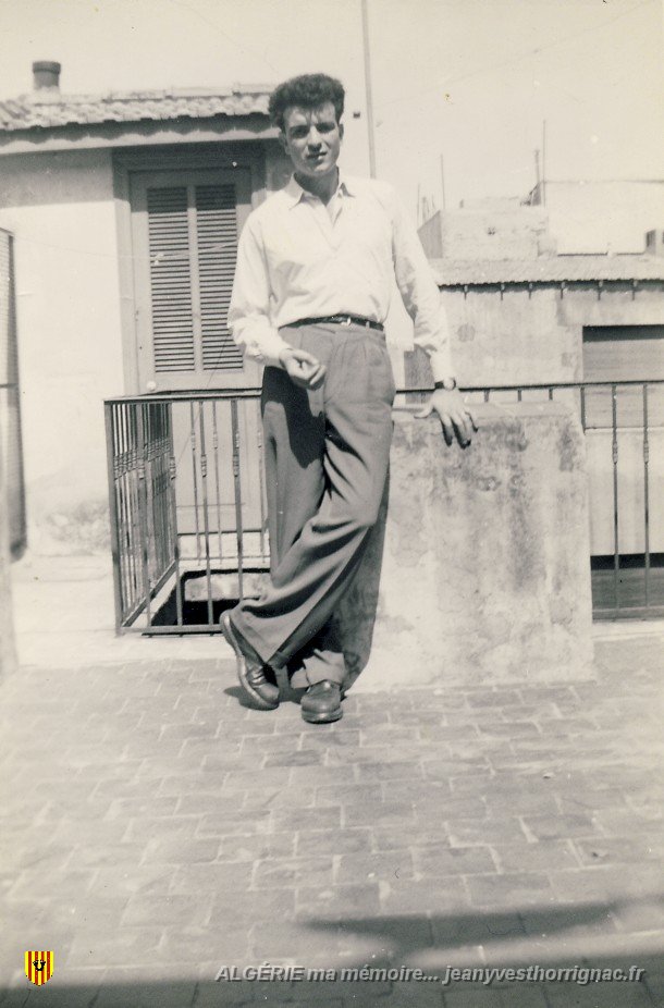 Andre Weghaus Terrasse A cousin Oran 1955.jpg - André Wéghaus -Terrasse du 13, rue Adolphe Cousin à Oran.
