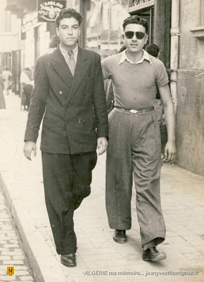 Andre Weghaus a Oran avec lunettes de soleil.jpg - André Wéghaus (lunette de soleil) rue d'Arzew à Oran