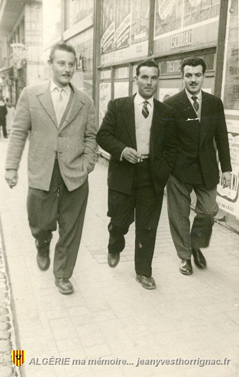 de D a G Andre Weghaus et Yvon Serrano.jpg - Au milieu Yvon Serrano et à droite André Wéghaus, rue d'Arzew à Oran.